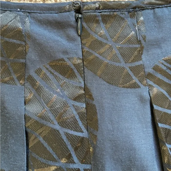 VINCE Pleated Printed Midi Skirt - Picture 6 of 6